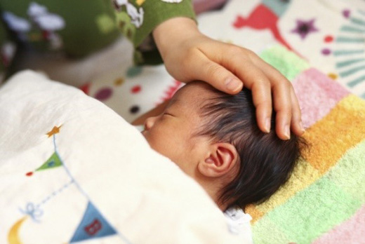 赤ちゃんが頭をかく原因と症状の見極め方！ 子供・育児にまつわる総合情報サイト−Mr.イックメン 子供・育児にまつわる総合情報サイト−